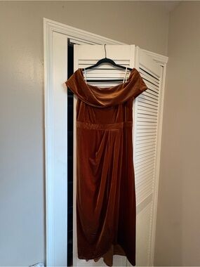 Lulu's One-Shoulder Velvet Midi Dress in Rust Brown